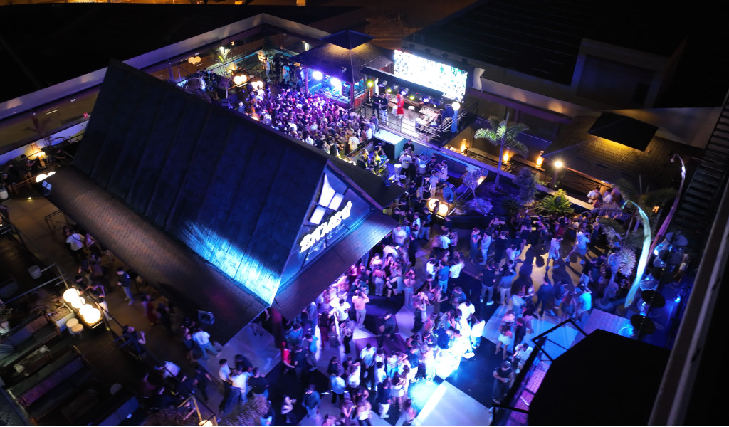 Menigten mensen in een verlichte nachtclub in Playa de las Américas, Tenerife.