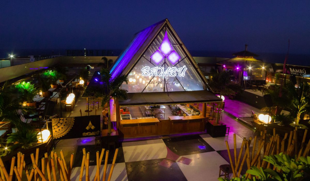 Bamboo Lounge & Bar was 's nachts verlicht op Tenerife.