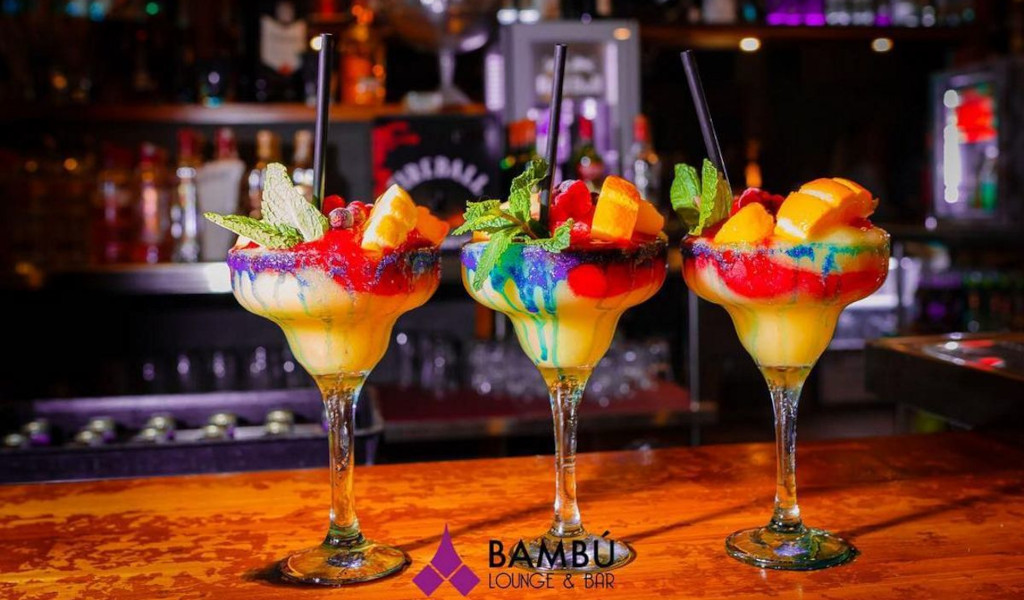 Drie kleurrijke cocktails in de Bambú Lounge bar op Tenerife.