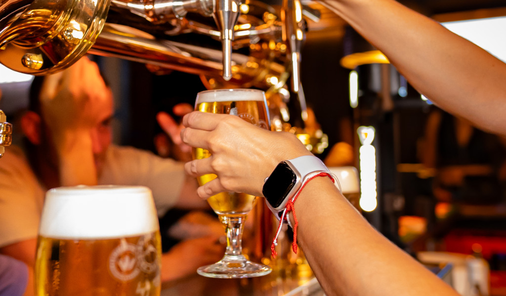 Met de hand bier van tap inschenken in de bar op Tenerife.