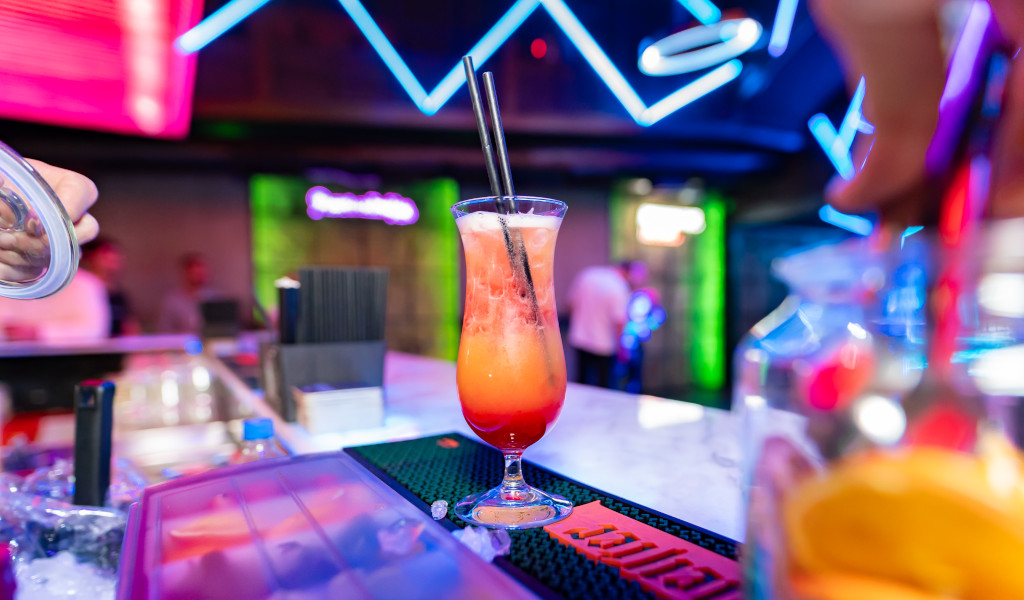 Cocktail geserveerd in een moderne bar op Tenerife.