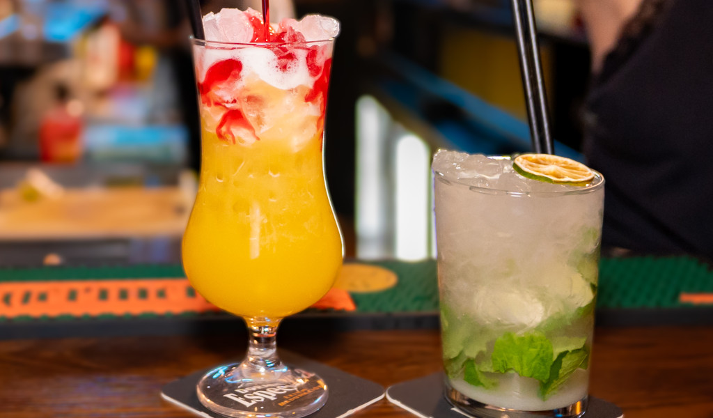 Kleurrijke cocktails geserveerd in een bar in Santa Cruz de Tenerife.