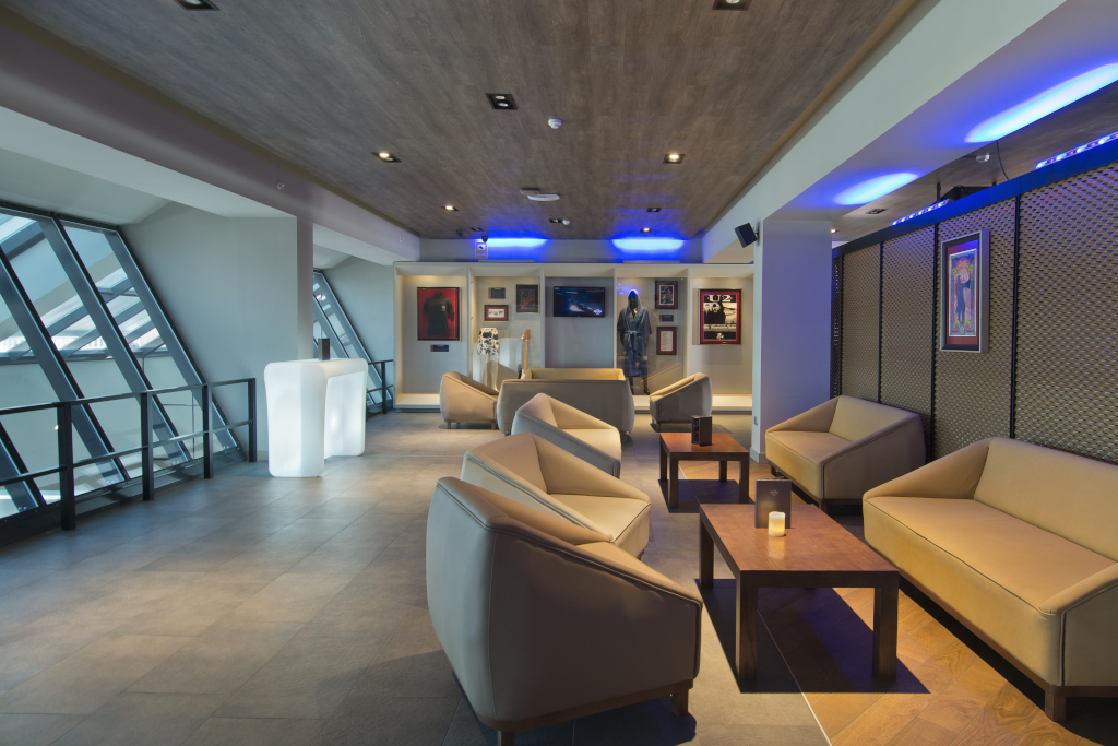 Moderne woonkamer met beige banken op Tenerife.