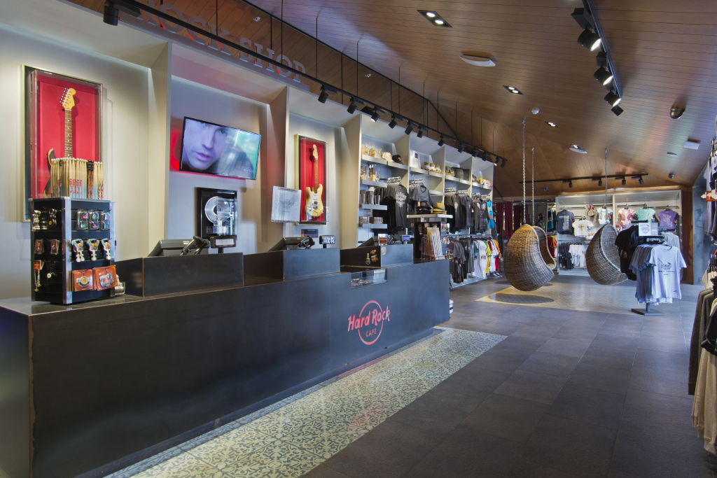 Cadeauwinkel in het Hard Rock Café op Tenerife, met gitaren en kleding tentoongesteld.