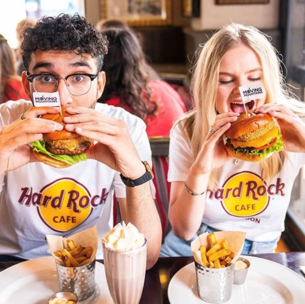 Mensen die genieten van hamburgers bij Hard Rock Cafe Tenerife.