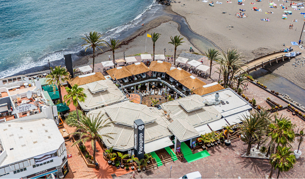 Luchtfoto van een strandrestaurant op Tenerife.