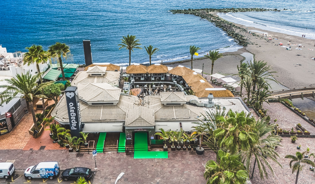 Luchtfoto van een kustrestaurant op Tenerife aan het strand en de oceaan.