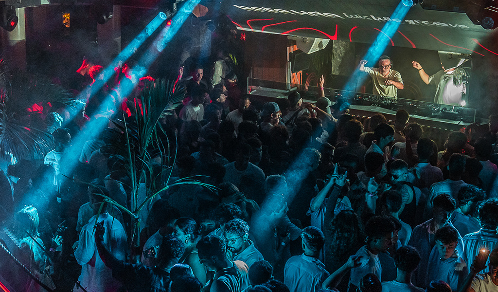 Publiek geniet van een DJ in een nachtclub op Tenerife.