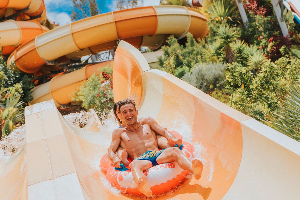 Iemand die geniet van een waterglijbaan in Siam Park, Tenerife.