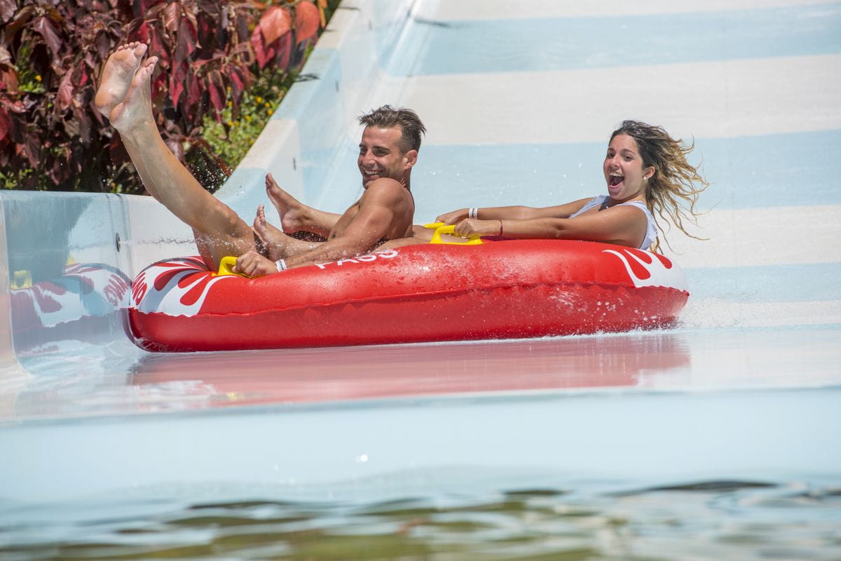 Mensen die genieten op een mat op een glijbaan op Tenerife.