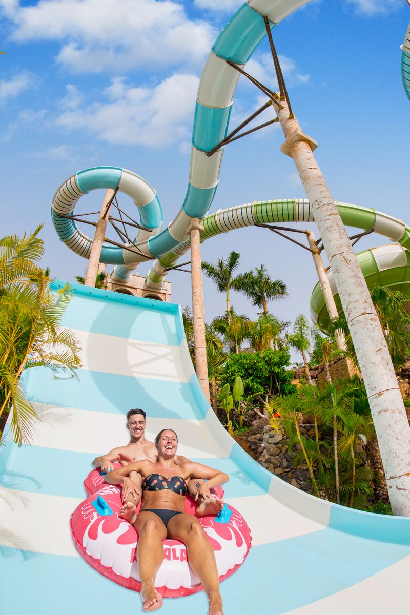 Mensen die genieten van een waterglijbaan in Siam Park, Tenerife.