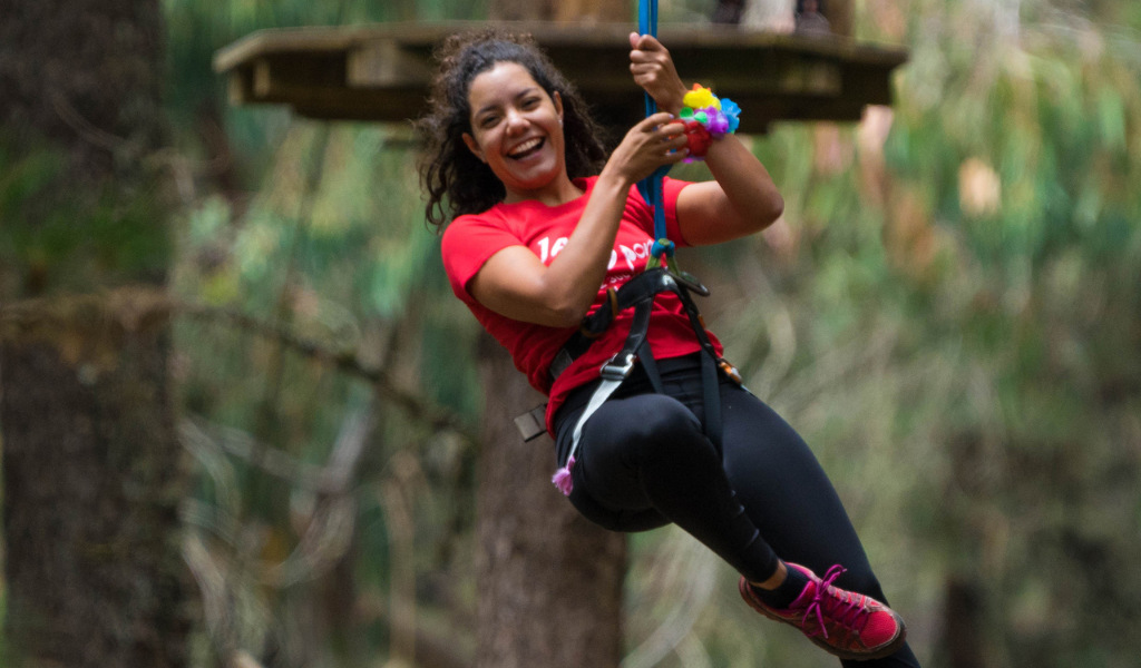 Iemand die geniet van een zipline-rit in een bos op Tenerife.
