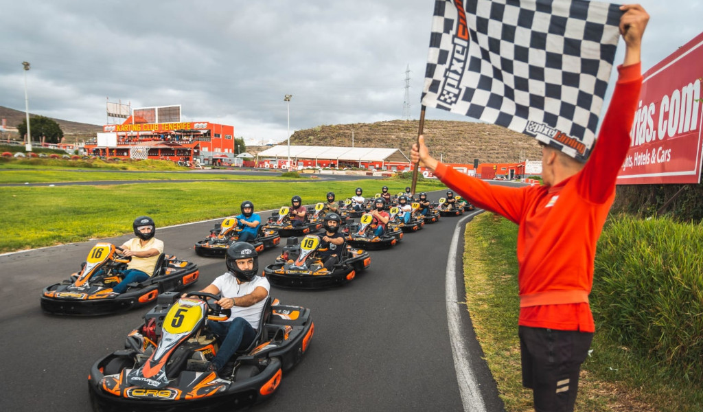 Kartrace start bij Karting Club Tenerife met een geruite vlag.