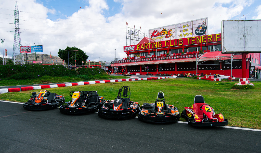 Karts stonden opgesteld voor de Karting Club Tenerife met een GO-bord.