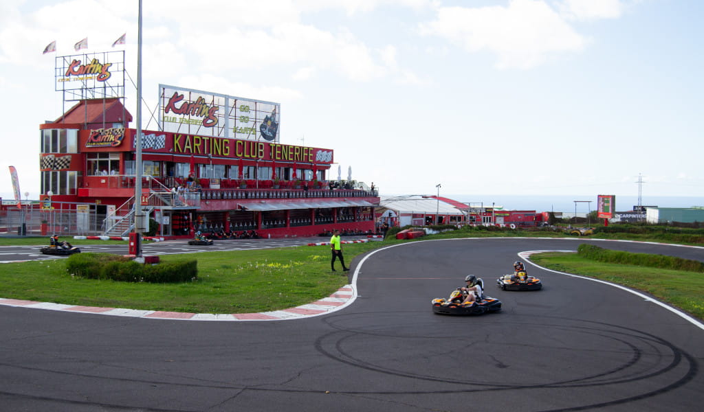 Mensen die karts rijden bij Karting Club Tenerife.