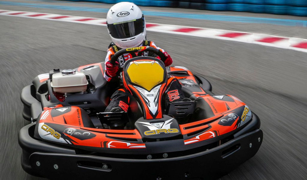 Persoon die in een kart rijdt op een circuit in Tenerife.