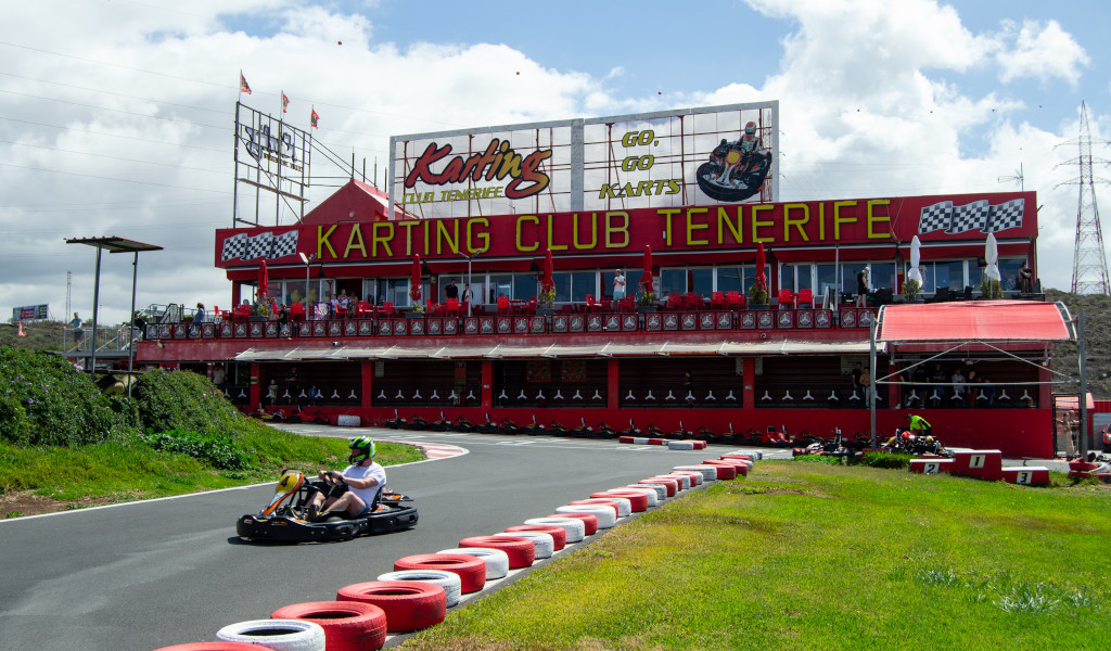 Kart op de baan voor het gebouw van Karting Club Tenerife.