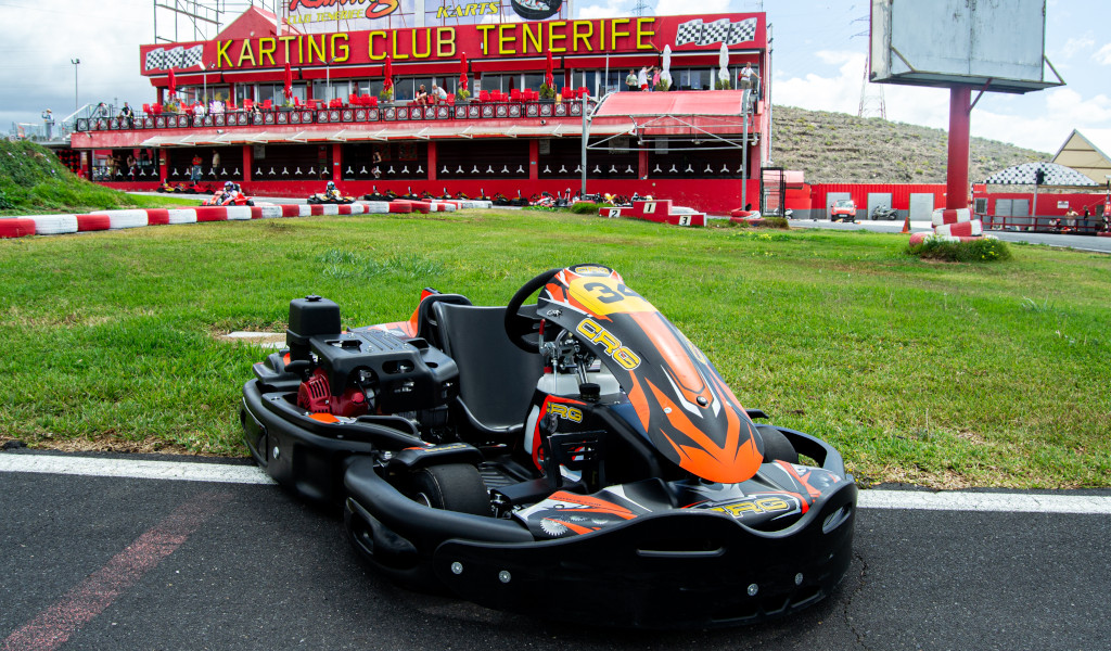 Kart op de baan voor het gebouw van Karting Club Tenerife.