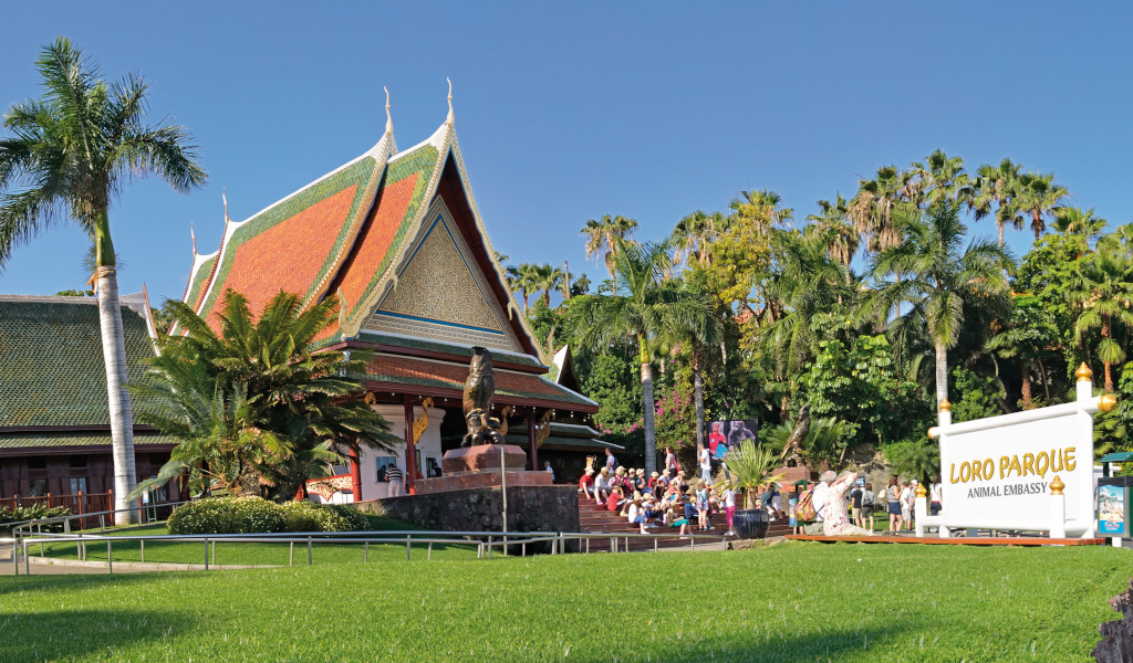 Thaise tempel en bezoekers in Loro Parque, Tenerife.