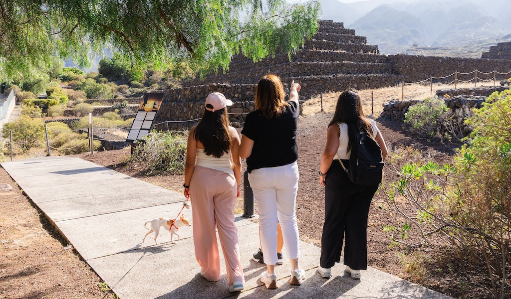 Mensen die door het Etnografisch Park Pirámides de Güímar op Tenerife lopen.