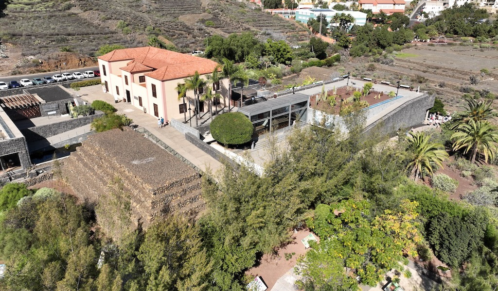 Luchtfoto van een rooddak huis met tuinen in Güímar, Tenerife.