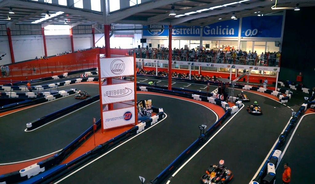 Indoor kartcircuit op Tenerife waar het publiek de race bekijkt.