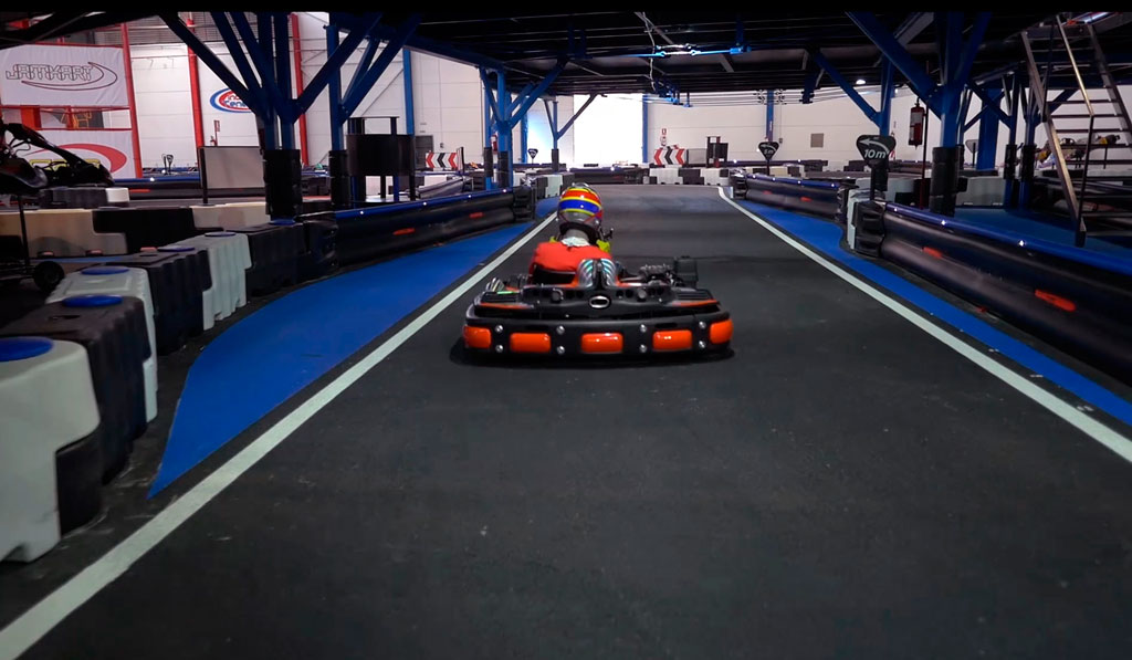 Persoon die een kart bestuurt op een indoor circuit op Tenerife.