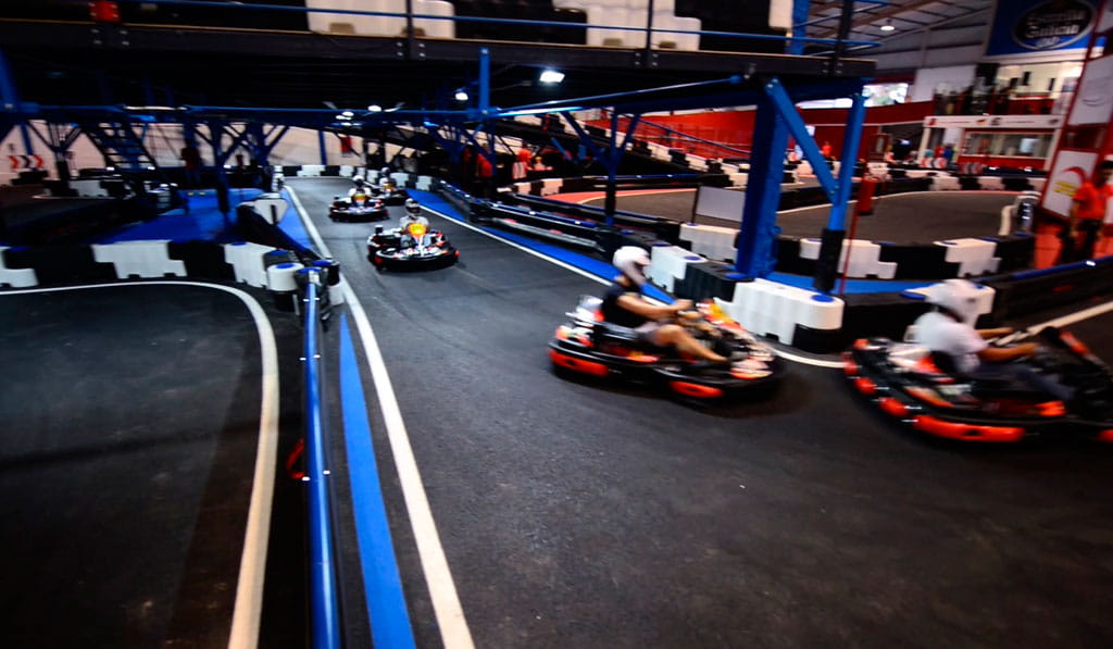 Kartbaan op Tenerife waar mensen meedoen.