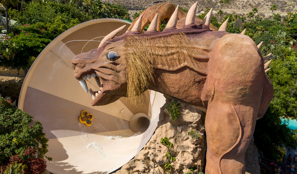 Leeuwensculptuur op de Vulcano-glijbaan in Siam Park, Tenerife.