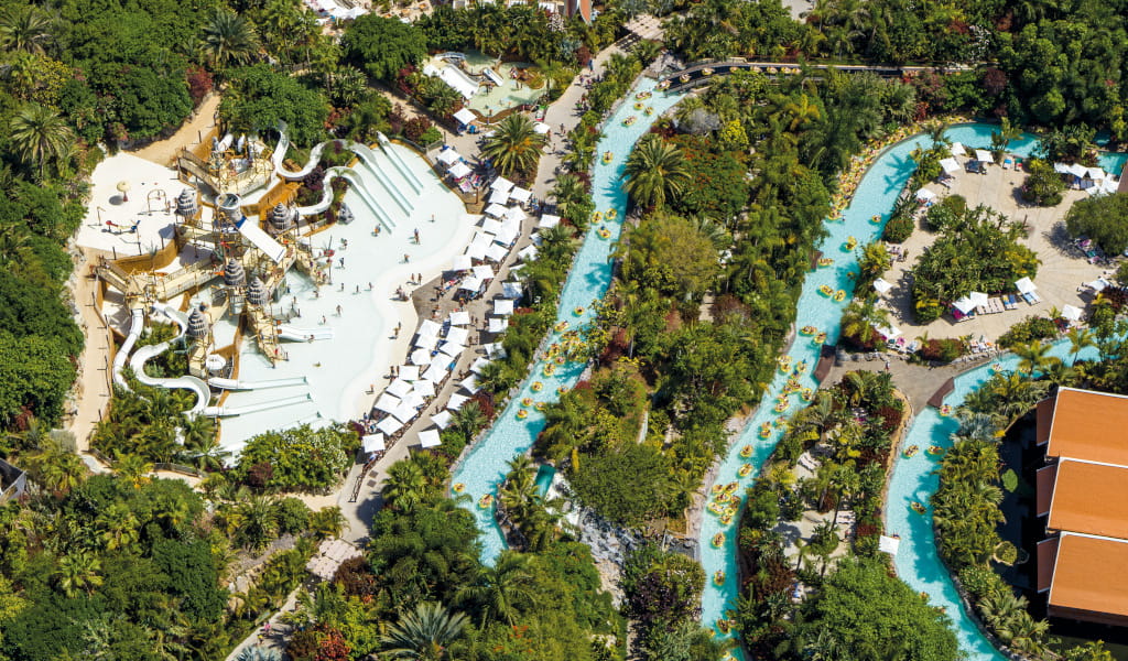 Waterpark met glijbanen en rivier in Siam Park, Tenerife.