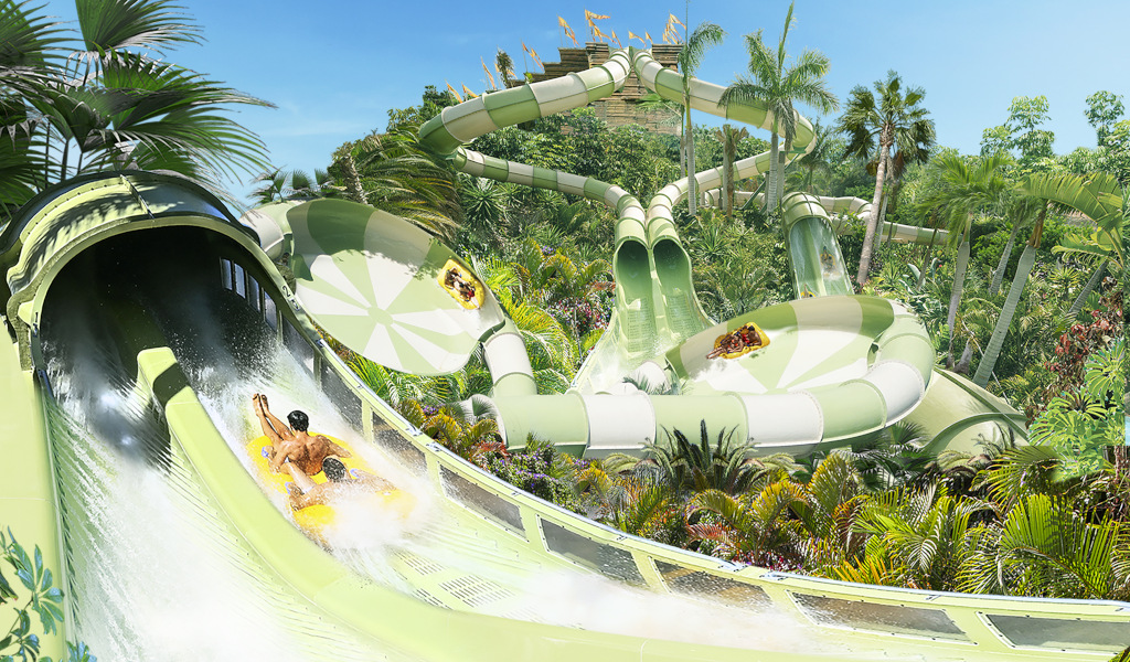 Mensen op een waterglijbaan in Siam Park, Tenerife.