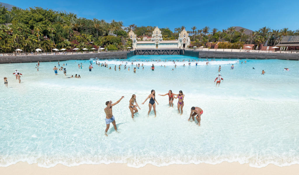 Mensen die genieten van het zwembad met golven in Siam Park, Tenerife.