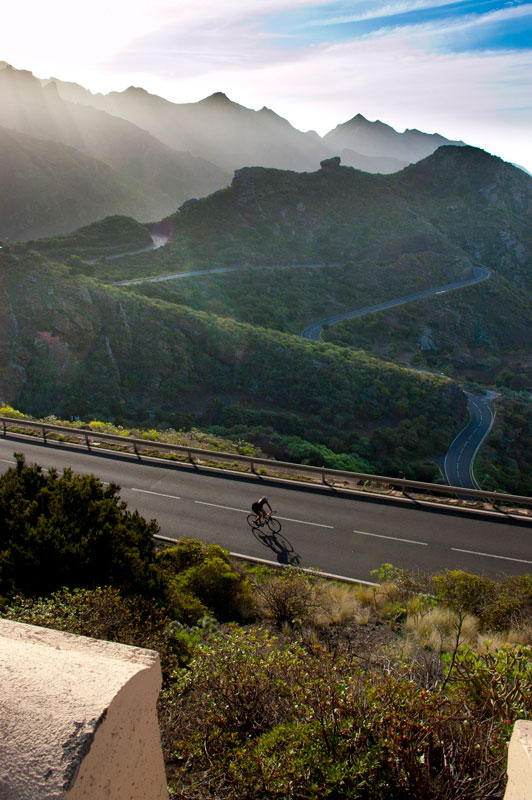 Fietser op een bergweg in het Anaga Rural Park, Tenerife.