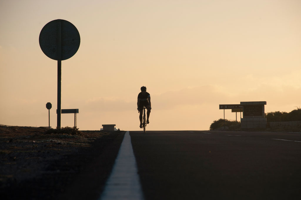 Racefietser bij zonsondergang op Tenerife.