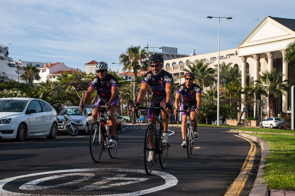 Fietsers op een drukke straat in Santa Cruz de Tenerife.