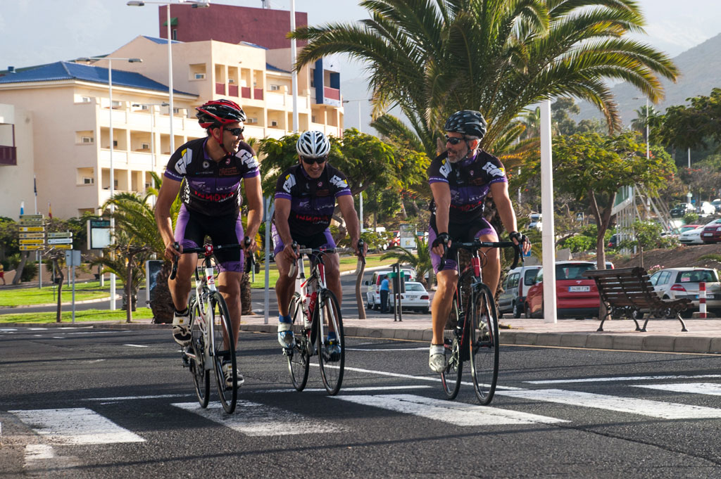 Fietsers die een voetgangersoversteekplaats in Adeje, Tenerife oversteken.