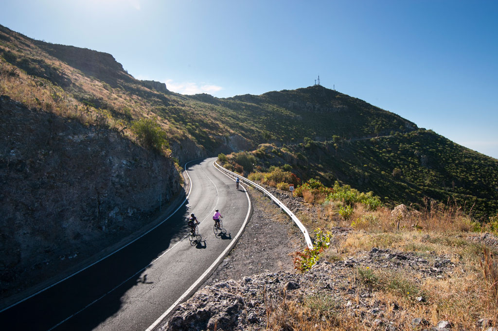 Fietsers op een bergachtige weg op Tenerife onder een heldere lucht.