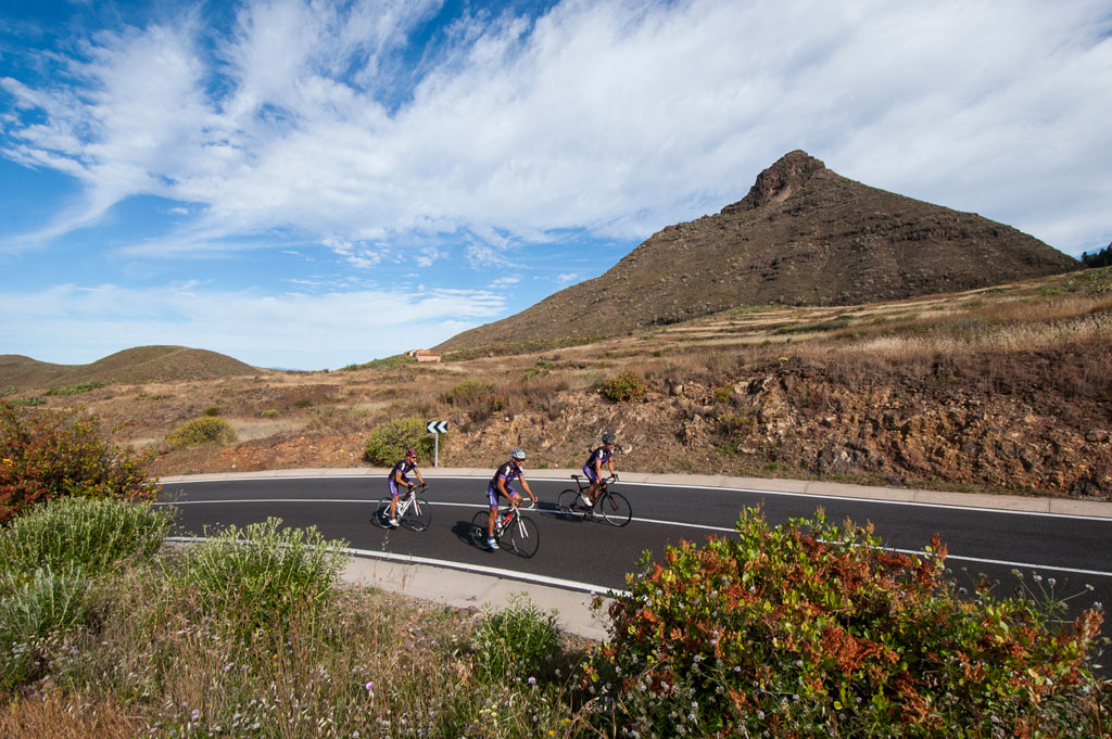 Fietsers op een bergweg nabij een top op Tenerife.