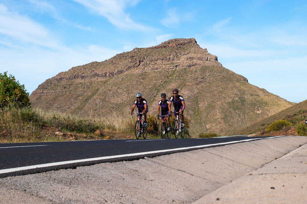 Fietsers op een bergweg op Tenerife onder heldere lucht.