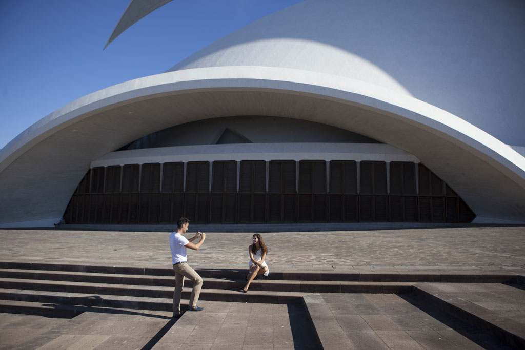 Persoon die een foto maakt van een ander voor het Auditorio de Tenerife.