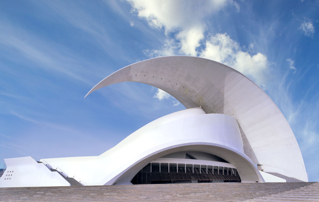 Auditorio de Tenerife met blauwe lucht en wolken.