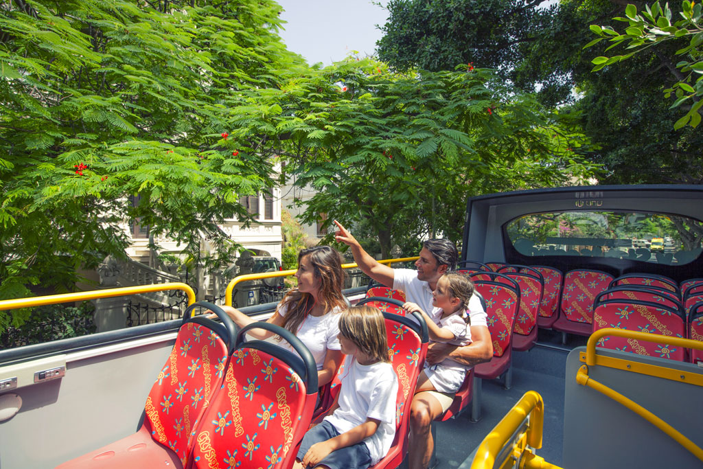Het gezin geniet van een hop-on hop-off bustour in Santa Cruz de Tenerife.
