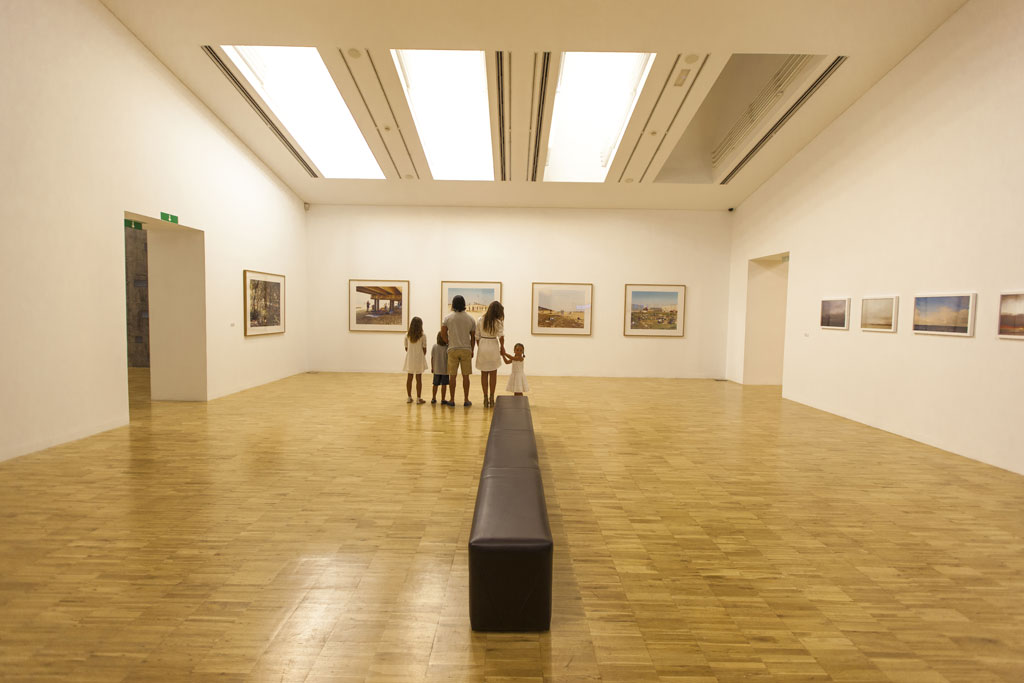 Familie die schilderijen bekijkt in een kunstgalerie in Santa Cruz de Tenerife.
