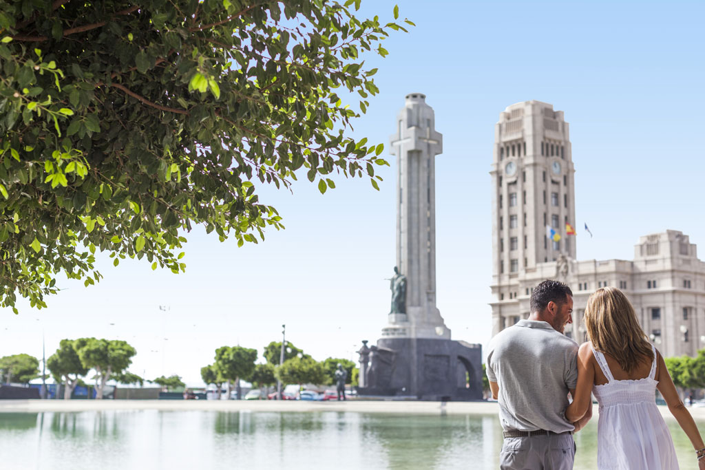 Een paar voor het monument op de Plaza de España op Tenerife.
