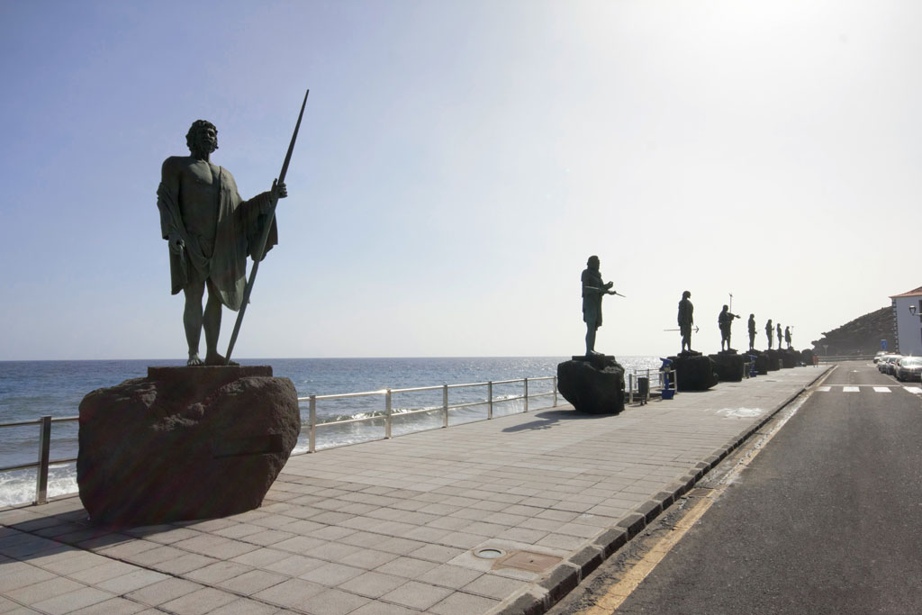 Beelden van Guanches aan zee in Candelaria, Tenerife.