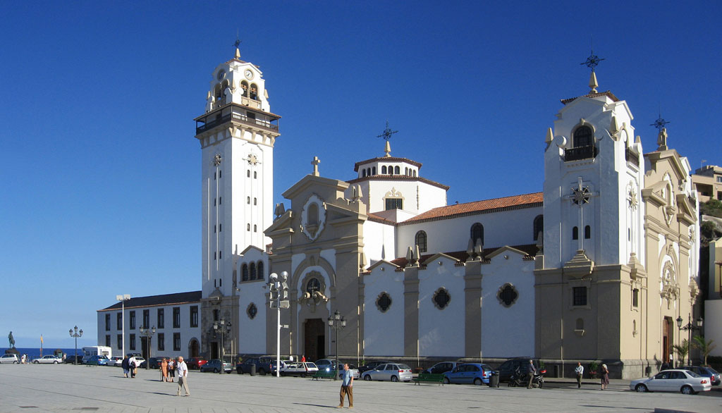 Basiliek van Onze-Lieve-Vrouw van Candelaria op Tenerife met heldere luchten.