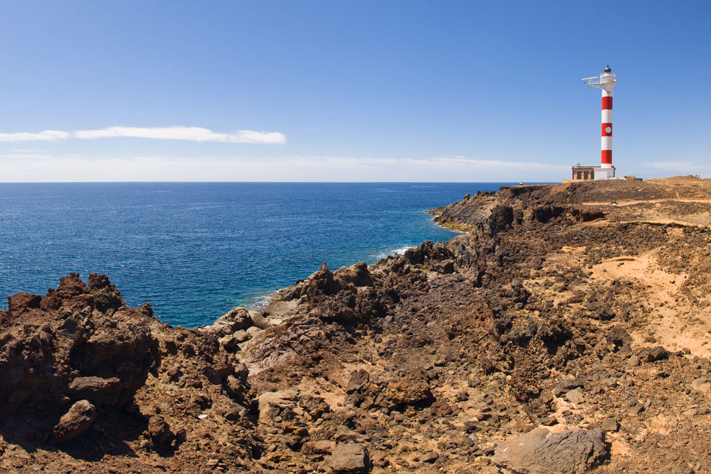 De vuurtoren van Punta de Teno aan de rotsachtige kust van Tenerife, naast de Atlantische Oceaan.