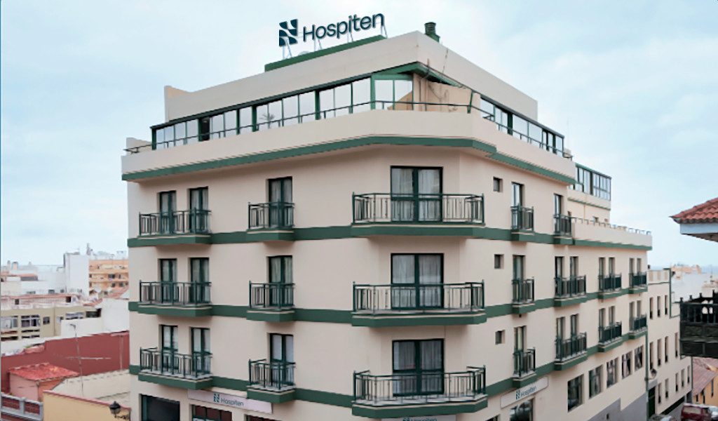 Hospiten ziekenhuisgebouw aan een straat op Tenerife.