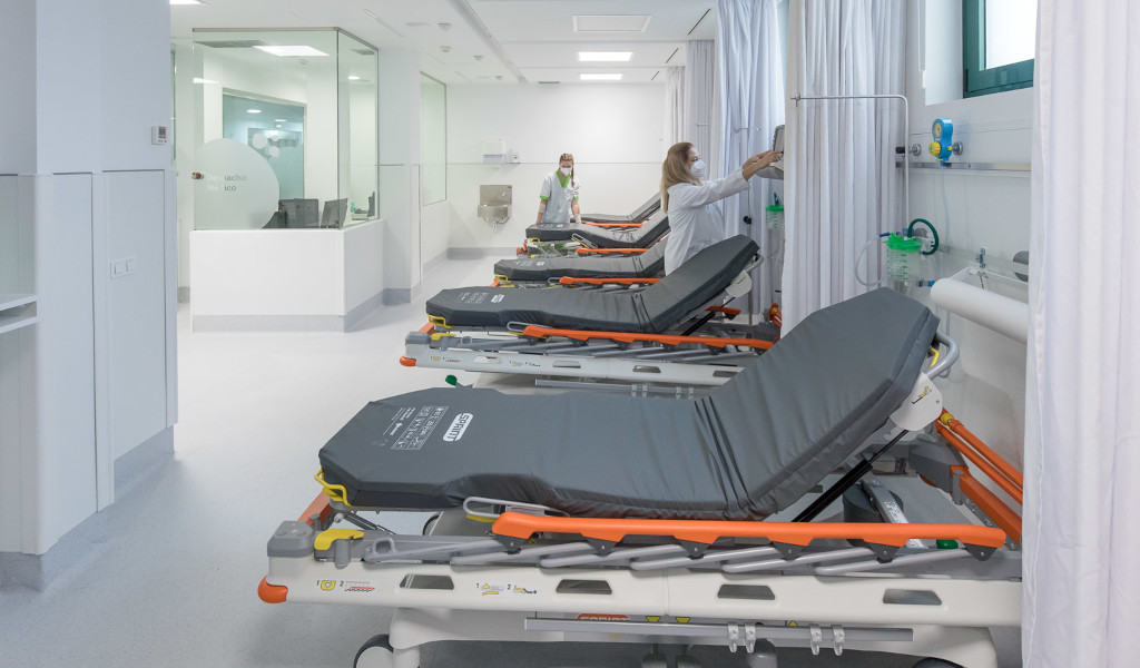 Ziekenhuisbedden stonden in een rij met medisch personeel dat apparatuur afstelde in Santa Cruz de Tenerife.