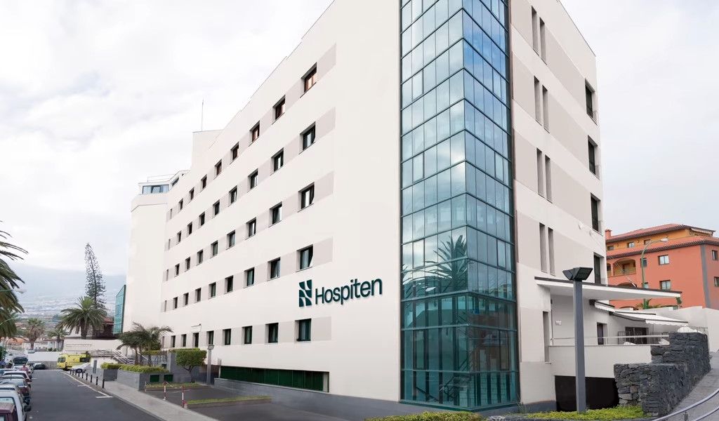Hospiten ziekenhuisgebouw op Tenerife met een witte gevel en grote ramen.